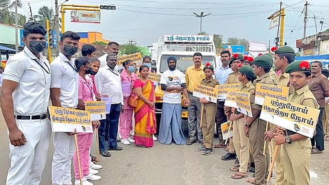 விழிப்புணர்வு நிகழ்ச்சியில் பங்கேற்றவர்களை படத்தில் காணலாம்.