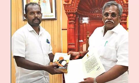 வினாடி வினா போட்டியில் வெற்றி பெற்ற வாலிபர் கிருஷ்ணகுமாரை சபாநாயகர் ஏம்பலம் செல்வம் வாழ்த்திய காட்சி.