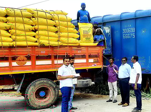 ரெயில் மூலம் 2,200 மெட்ரிக் டன் யூரியா உரம் ஈரோடு வந்தடைந்தது