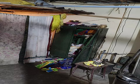 ஆஞ்சநேயர் கோவில் வளாகத்தில் அறையில் இருந்த பீரோ உடைத்து பொருட்கள் திருடப்பட்டு உள்ள காட்சி