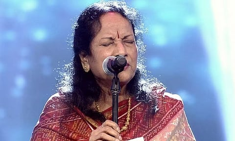 30 குண்டுகள் முழங்க வாணி ஜெயராம் உடலுக்கு காவல்துறை சார்பில் இறுதி மரியாதை