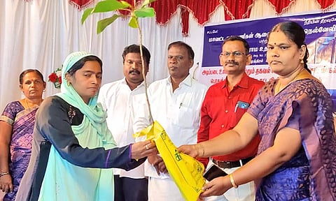 முகாமில் கலந்து கொண்டவர்களுக்கு மரக்கன்றுகள் வழங்கப்பட்ட காட்சி.