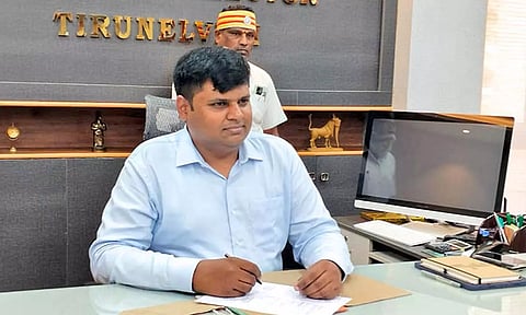 நெல்லை மாவட்ட புதிய கலெக்டராக டாக்டர் கார்த்திகேயன் இன்று பொறுப்பேற்றுக்கொண்டார்.