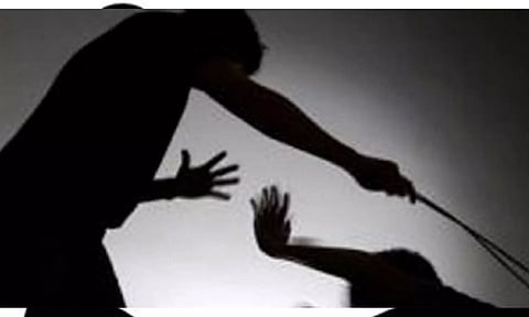 ஓடும் பஸ்சில் அத்துமீறல் கல்லூரி மாணவியிடம் சில்மிஷம் செய்த கண்டக்டருக்கு அடி-உதை