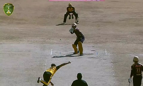 யுவராஜ் சிங் பாணியில் 6 பந்துகளில் 6 சிக்சர்கள் பறக்க விட்ட பாகிஸ்தான் வீரர்- வைரலாகும் வீடியோ