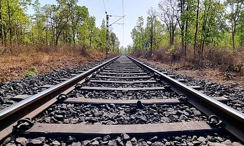 எண்ணூரில் இருந்து புத்தூருக்கு ரூ.50 கோடியில் ரெயில் பாதை- பட்ஜெட்டில் நிதி ஒதுக்கீடு