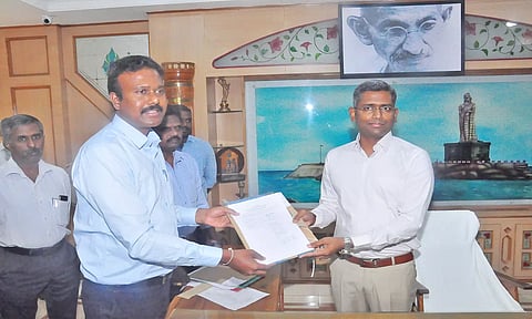 கலெக்டர் ஸ்ரீதர் பதவி ஏற்றுக்கொண்டார். அவரிடம் முன்னாள் கலெக்டர் அரவிந்த் பொறுப்புகளை ஒப்படைத்தார். 