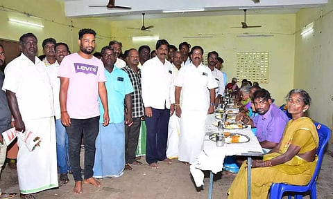 முதியோர்களுக்கு எவர்கிரீன் நிறுவனர் ரமேஷ் மதிய உணவு வழங்கிய காட்சி.