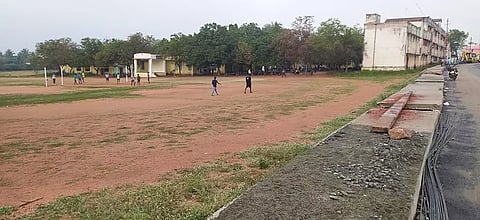 பள்ளி சுவர் இடிக்கப்பட்டு கிடக்கும் காட்சி.