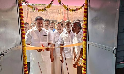 புதிய கட்டிடத்தினை மார்க்கண்டேயன் எம்.எல்.ஏ. திறந்து வைத்த காட்சி.