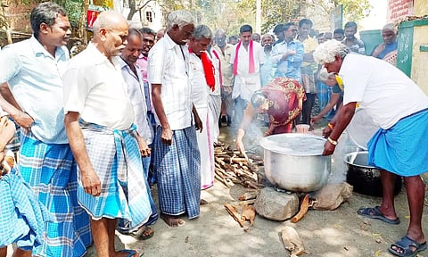 விசைத்தறி தொழிலாளர்கள் கஞ்சித்தொட்டி திறந்தனர்.
