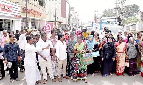 தனியார் நகைக்கடையை முற்றுகையிட்டு பொதுமக்கள் மறியலில் ஈடுபட்டனர்.