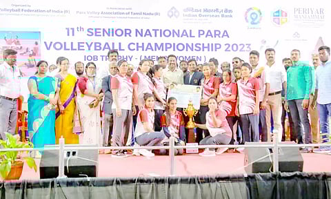 வாலிபால் போட்டியில் வெற்றி பெற்ற அணிகளுக்கு தஞ்சை கலெக்டர் தினேஷ் பொன்ராஜ் ஆலிவர் கோப்பை வழங்கினார்.