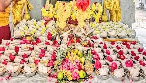 சங்காபிஷேகத்திற்காக வைக்கப்பட்டிருந்த 108 வலம்புரி சங்குகளை படத்தில் காணலாம்.