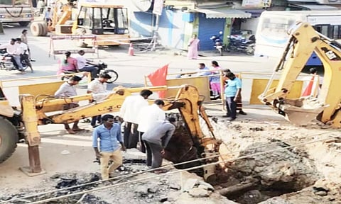 திருப்பத்தூர் புதுப்பேட்டை மெயின் ரோட்டில் காவிரி கூட்டுக் குடிநீர் கிராம ஊராட்சிகளுக்கு வழங்கும் பணியை மேற்பார்வை பொறியாளர் கிருஷ்ணமூர்த்தி ஆய்வு செய்த போது எடுத்த படம்.