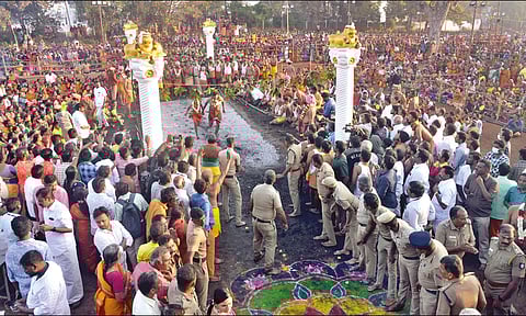 பக்தர்கள் குண்டம் இறங்குவதையும், திரண்டு இருந்த பக்தர்கள் கூட்டத்தையும் படத்தில் காணலாம்.