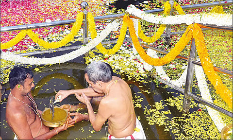 தெப்பக்குளத்தில் சாமிக்கு ஆராட்டு நடந்த போது எடுத்த படம்.