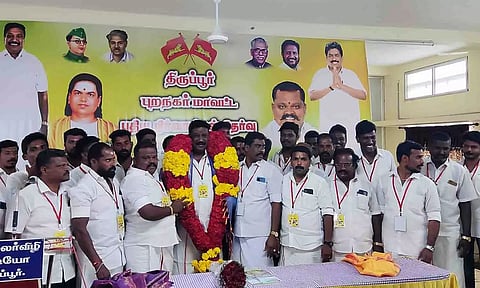 மாநில துணைத்தலைவரும், மாவட்ட தலைவருமான எஸ்.கர்ணனுக்கு மாலை அணிவித்து பொன்னாடை போர்த்தி வாழ்த்திய காட்சி.