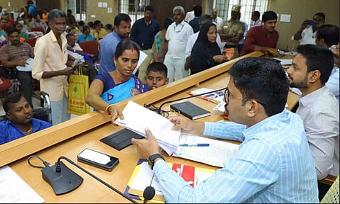 மக்கள் குறை தீர்க்கும் கூட்டத்தில் பொதுமக்களிடம் இருந்து கலெக்டர் வினித் மனுக்களை வாங்கிய போது எடுத்த படம்.