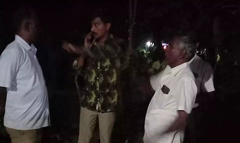 ஆட்டுக்குட்டியை சிறுத்தை புலி கடித்து இழுத்துச் சென்றதாக கூறப்படும் சூரியாம்பாளையம் பகுதியில் வனத்துறையினர் ஆய்வு செய்த காட்சி.