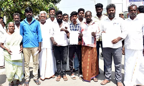 மூக்கனூர் ஊராட்சி உலகுடையாம்பட்டு கிராமத்தைச் சேர்ந்த பொதுமக்கள் மாவட்ட கலெக்டரிடம் மனு அளிக்க வந்தனர்,
