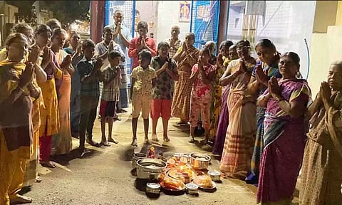  விநாயகருக்கு வெள்ளைப்பூண்டு ரசம் படைத்து வழிபாடு செய்த காட்சி.