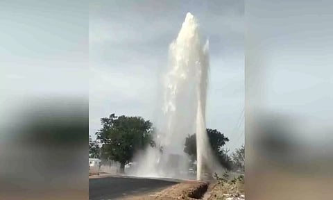 பூமிக்குள் இருந்த குடிநீர் குழாய் உடைந்து தண்ணீர் அருவிபோல் கொட்டிய காட்சி.