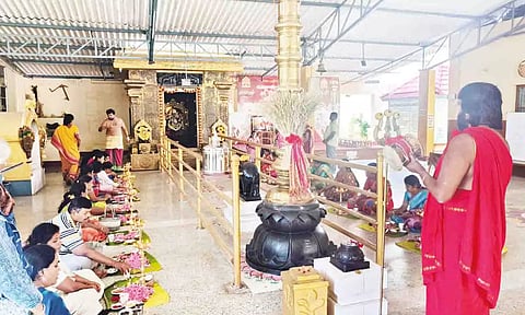 சிறப்பு குத்துவிளக்கு பூஜையில் பக்தர்கள் பங்கேற்பு.