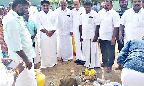 அரசுப்பள்ளியில் கூடுதல் கட்டிடம் கட்ட அடிக்கல்