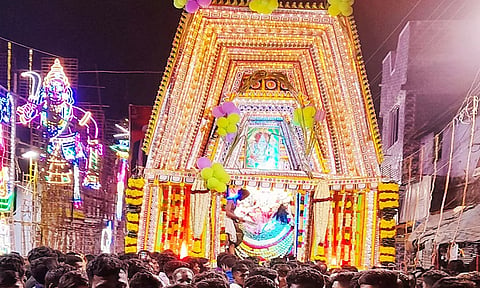 முப்பிடாதி அம்மன் நேற்று இரவு சப்பரத்தில் வீதிஉலா வந்த காட்சி.