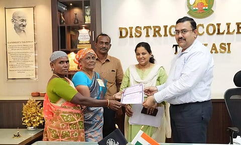 கடன் தள்ளுபடி செய்யப்பட்டதற்கான சான்றிதழ்களை கலெக்டர் ரவிச்சந்திரன், சுயஉதவிக்குழுவினருக்கு வழங்கியபோது எடுத்தபடம்.