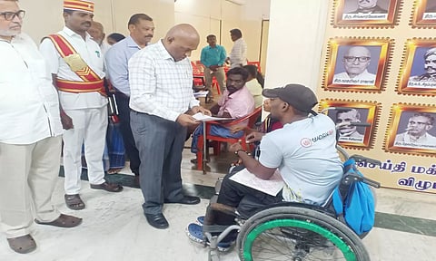 விழுப்புரம் மாவட்ட கலெக்டர் பழனி மக்கள் குறைதீர்க்கும் நாள் கூட்டத்தில் பொதுமக்களிடம் மனுக்கள் பெற்றனர், .