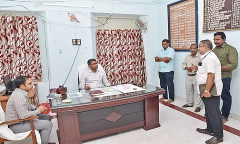 விளவங்கோடு தாலுகா அலுவலகத்தில் கலெக்டர் ஸ்ரீதர் ஆய்வு மேற்கொண்ட போது எடுத்த படம் 