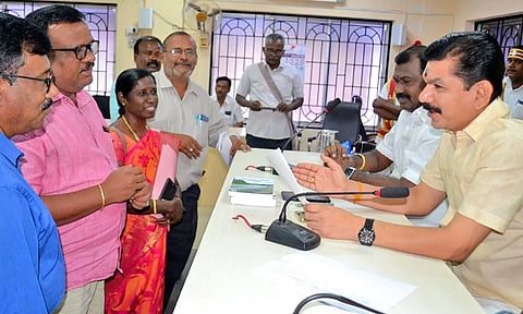 மேயர் சரவணனிடம் குடியிருப்போர் நல சங்கத்தினர் மனு கொடுத்த காட்சி. அருகில் துணை மேயர் கே.ஆர்.ராஜூ.