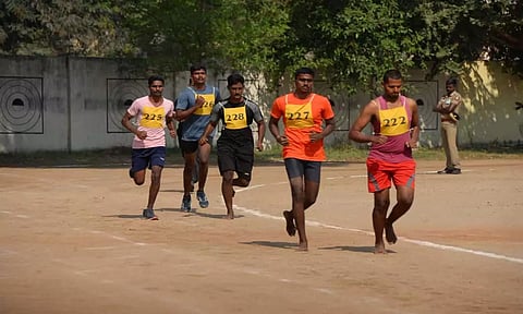 உடல் தகுதித் தேர்வில் ஓட்டப்போட்டியில் கலந்து கொண்டவர்களை படத்தில் காணலாம்.