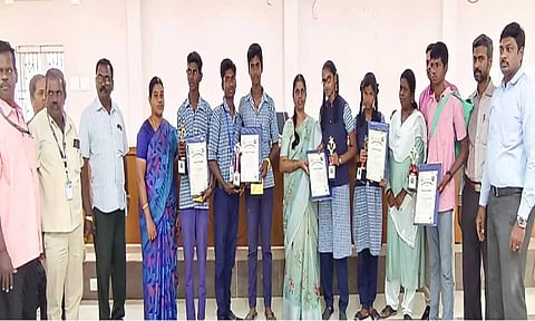 மாநில அளவில் நடைபெற்ற கலைத் திருவிழா நிகழ்ச்சியில் பங்கேற்று வெற்றி பெற்ற மாணவ மாணவிகளை ராணிப்பேட்டை கலெக்டர் வளர்மதி பாராட்டி வாழ்த்திய போது எடுத்த படம்.