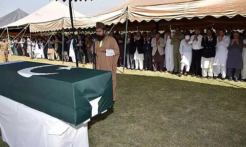 ராணுவ மரியாதையுடன் பர்வேஸ் முஷாரப் உடல் அடக்கம்- இறுதிச்சடங்கில் உயர் அதிகாரிகள் பங்கேற்பு