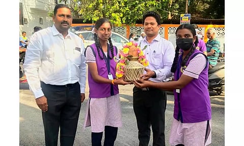 புதுவை கவுண்டம்பாளையம் முத்துரத்தின அரங்கம் மேல்நிலைப்பள்ளியில் நீர் குடம் பயணம் தொடக்க விழாவில் உழவர்கரை நகராட்சி கமிஷனர் சுரேஷ் ராஜா மற்றும் கராத்தே சுந்தரராஜன் ஆகியோர் கலந்து கொண்டனர்.