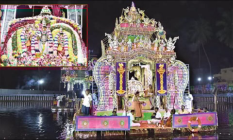 தெப்ப உற்சவ நிகழ்ச்சி நடந்தபோது எடுத்த படம். (உள்படம்: தெப்பத்தேரில் முத்துக்குமாரசாமி வள்ளி- தெய்வானை).