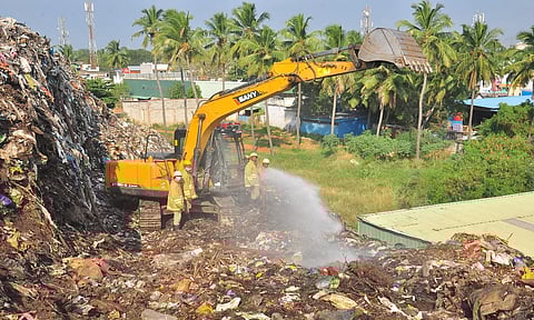 தீயை அணைக்கும் பணியில் தீயணைப்பு வீரர்கள் ஈடுபட்டுள்ள காட்சிகளை படத்தில் காணலாம் 
