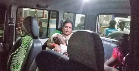 ஆம்புலன்ஸ் இல்லாததால் மீனாட்சி சுந்தரம் தனியார் வாகனத்தில் சிகிச்சைக்கு அழைத்து செல்லப்பட்ட காட்சி.