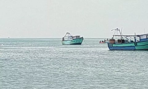 தங்கக்கட்டிகள் வீசப்பட்ட இடத்தில் விசைப்படகு மீனவர்கள் தேடுதல் பணியில் ஈடுபட்டுள்ளனர்.