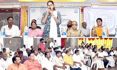 கருத்தரங்கில் பேசிய கலெக்டர் சாருஸ்ரீ.