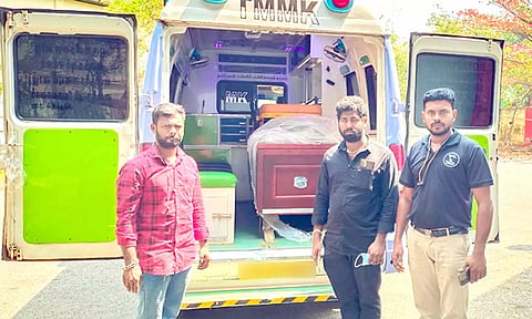 ஆம்புலன்சில் கொண்டு வரப்பட்ட மாரிமுத்துவின் உடல்.
