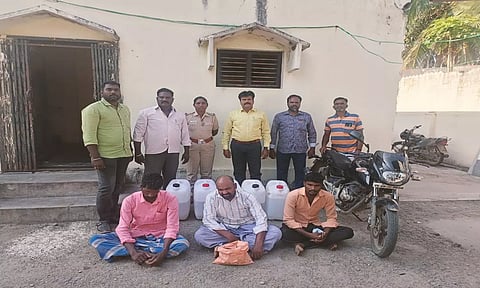 சாராயம் கடத்தலில் ஈடுபட்ட சின்னதுரை, வெற்றி, பழனி ஆகியோர் உள்ளனர்.