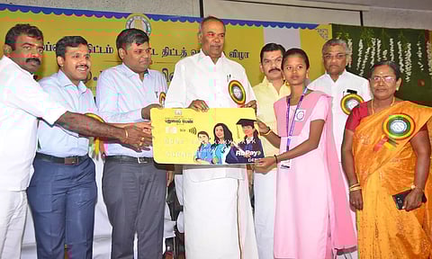 சபாநாயகர் அப்பாவு ஒரு மாணவிக்கு மாதம் ரூ.1,000 கல்வி உதவி தொகைக்கான வங்கி பரிவர்த்தனை அட்டையை வழங்கிய காட்சி.