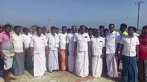 நாட்டுபடகு மீன்பிடி பகுதியில் அத்துமீறல்-விசைபடகுகளை சிறைபிடித்த மீனவர்கள்