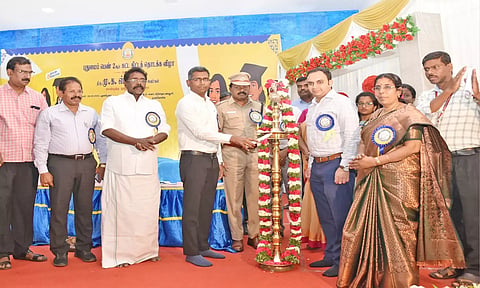 புதுமைப்பெண் திட்டத்தினை மாவட்ட கலெக்டர் பி.என். ஸ்ரீதர் குத்து விளக்கேற்றி தொடங்கி வைத்த காட்சி.