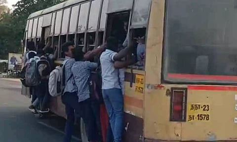 பஸ்சில் ஆபத்தான பயணம் செய்யும் மாணவர்கள் மீது புகார் கொடுக்கலாம்- மாநகர போக்குவரத்து கழகம் உத்தரவு