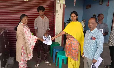  துண்டுப்பிரசுரம் வழங்கி விழிப்புணர்வு ஏற்படுத்தப்பட்ட காட்சி.